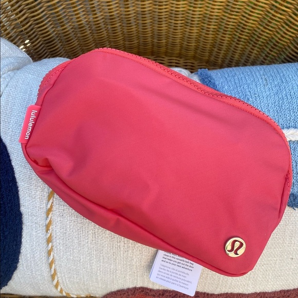 Lululemon Everywhere Belt Bag Pale Raspberry NWT - Picture 6 of 6